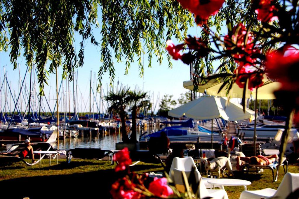 Hoteldorf Seepark Weiden Weiden am See Bagian luar foto